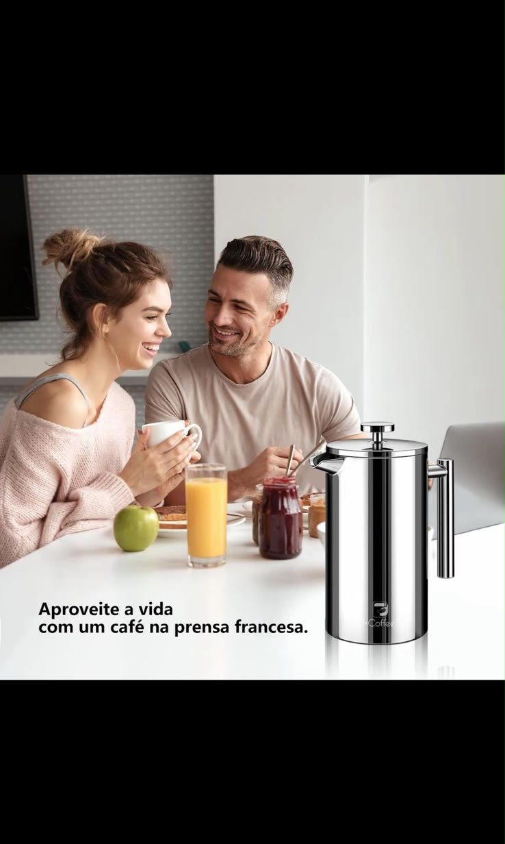 Café da manhã em família com prensa francesa de inox em destaque