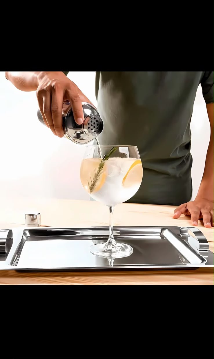 Bandeja de inox servindo café