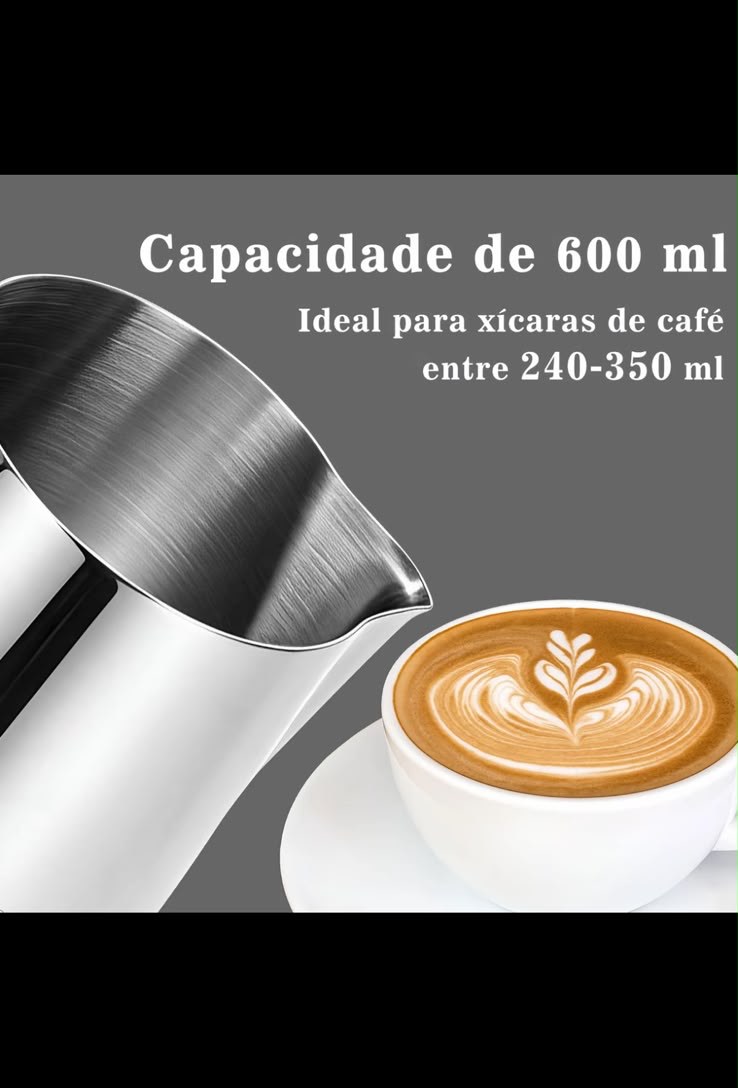 Leiteira de inox servindo leite